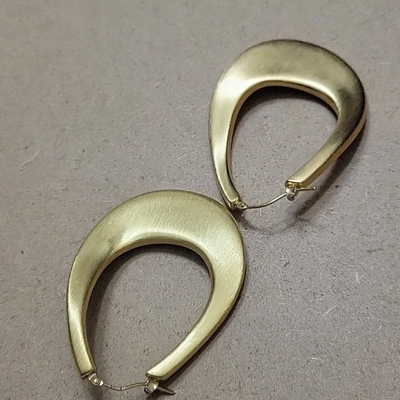 14K ITALIAN YG MILOR OVAL SHAPE HOOPS NWOT